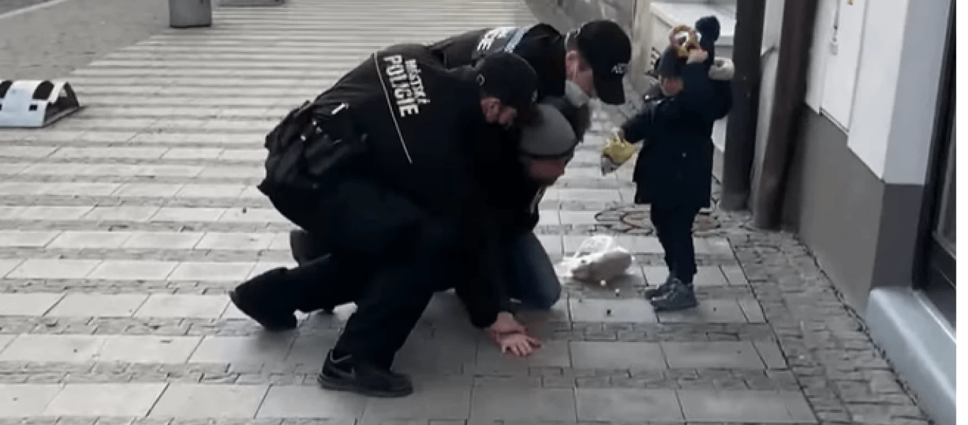 Σοκάρουν οι εικόνες από την Τσεχία: Οι αστυνομικοί ακινητοποιούν πατέρα μπροστά στο παιδί του επειδή δε φορούσε μάσκα!